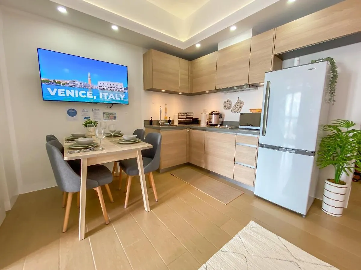 Njoy! Chic & Luxury At Venice Canal - Perfect For Business & Couples Manila Apartment