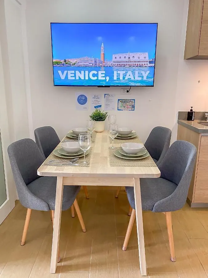 Njoy! Chic & Luxury At Venice Canal - Perfect For Business & Couples Manila Apartment